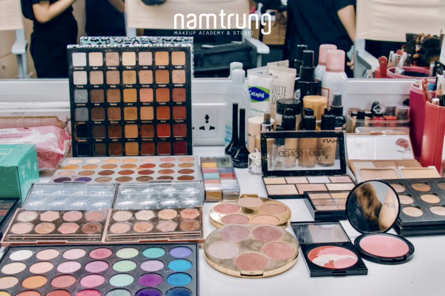 Chất Lượng Tại Nam Trung Makeup Studio: Nghệ Thuật Trang Điểm Chuyên Nghiệp